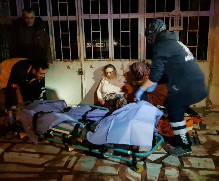 Annesini 15 yerinden bıçaklayıp polise teslim oldu