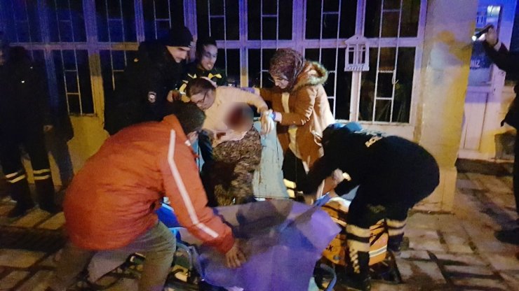 Annesini 15 yerinden bıçaklayıp polise teslim oldu
