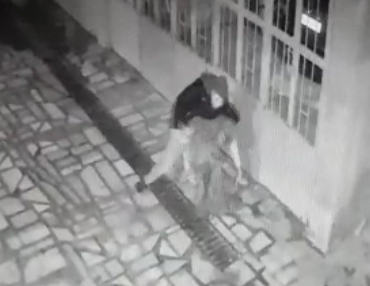 Annesini 15 yerinden bıçaklayıp polise teslim oldu