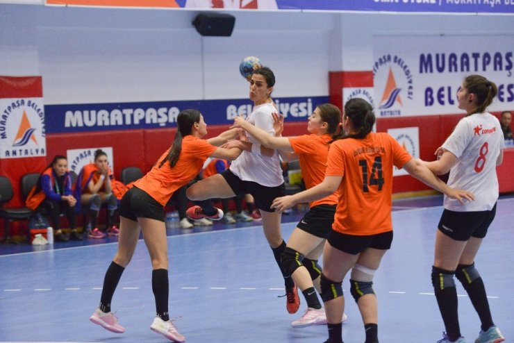 Kadın hentbol takımı haftayı galip bitirdi