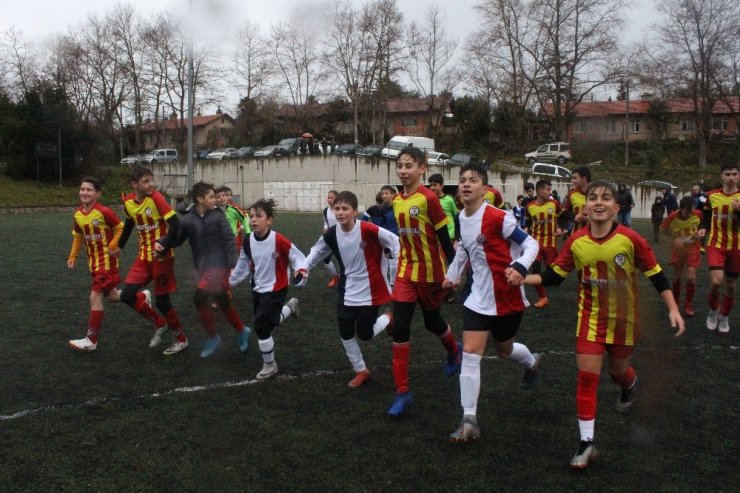Rakip oyuncuları teselli ettiler, tribünlere koştular