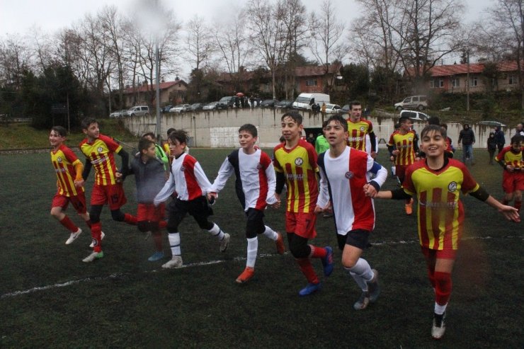 Rakip oyuncuları teselli ettiler, tribünlere koştular