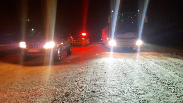 Kar küreme aracı kaza yaptı, yol bir süre trafiğe kapandı
