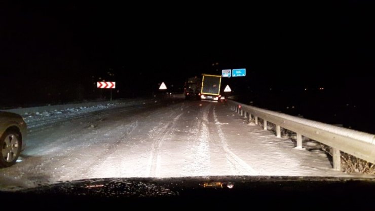 Kar küreme aracı kaza yaptı, yol bir süre trafiğe kapandı