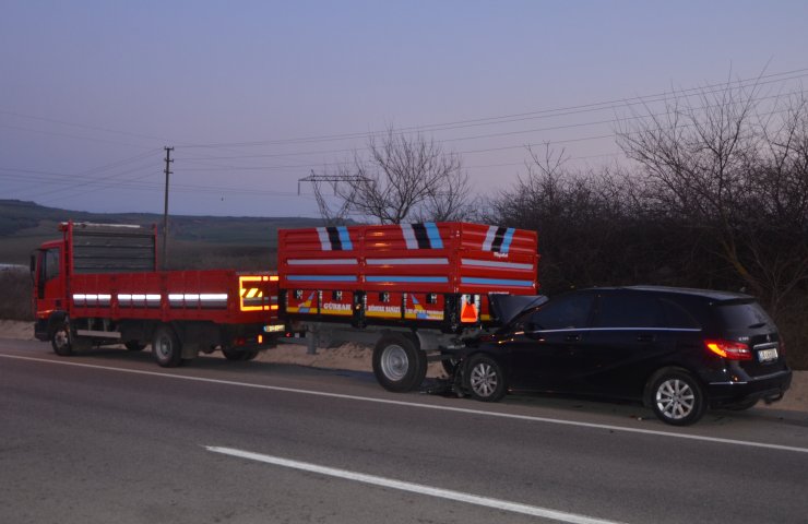 Tekirdağ'da otomobilin kamyonete çarpması sonucu 2 kişi yaralandı