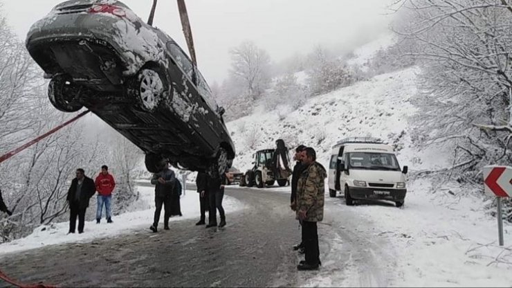 Karlı yolda faciadan dönüldü: 3 yaralı