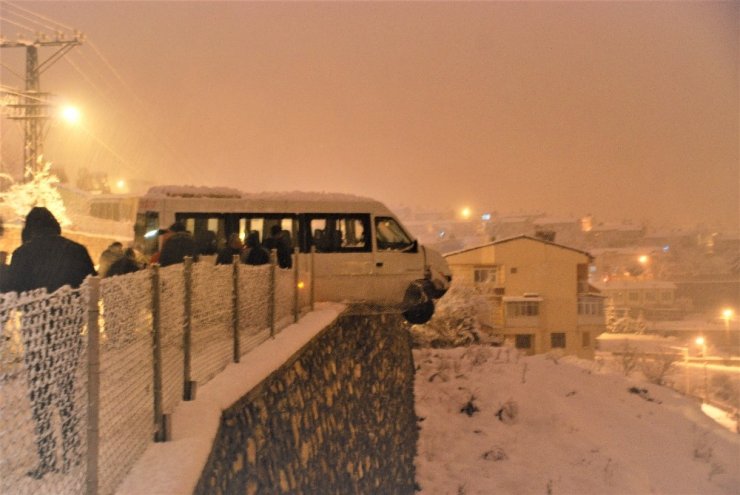 Direksiyon başında kalp krizi geçirdi, minibüs tellere asılı kaldı