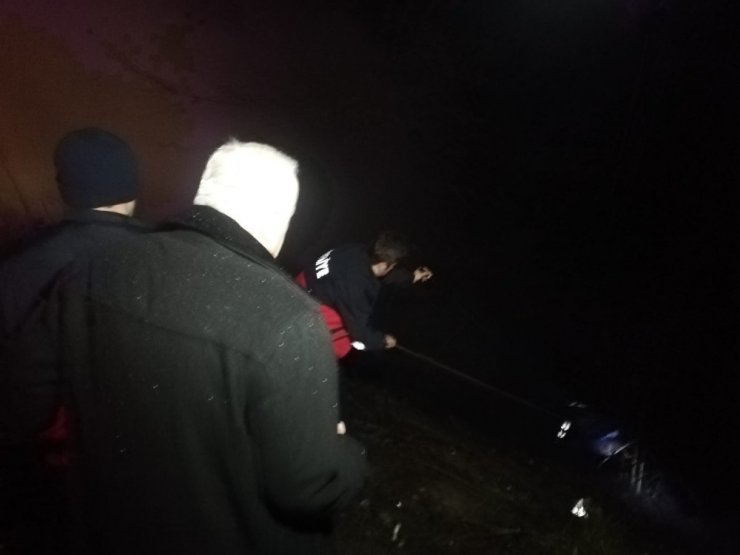 Dereye uçan araç alevler içinde kaldı: 1 yaralı