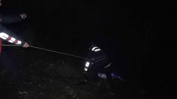 Dereye uçan araç alevler içinde kaldı: 1 yaralı