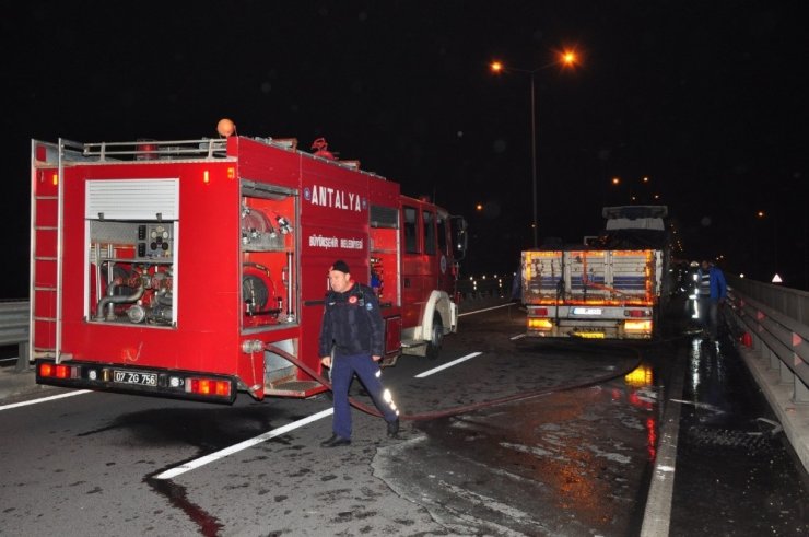 Patlak lastikle yola devam eder tır yandı