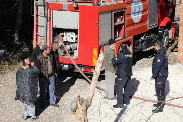 Deposu ve ahırı yanan kadın, itfaiye eri gibi çalıştı