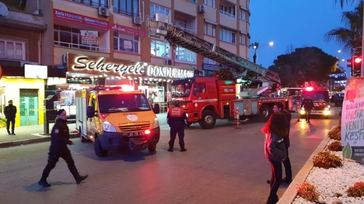 Genç kız çatıya çıktı, çevrede toplananlar adeta film gibi izledi