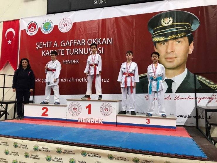Biga Belediyesi karate sporcuları kupa ve madalyalarla döndü
