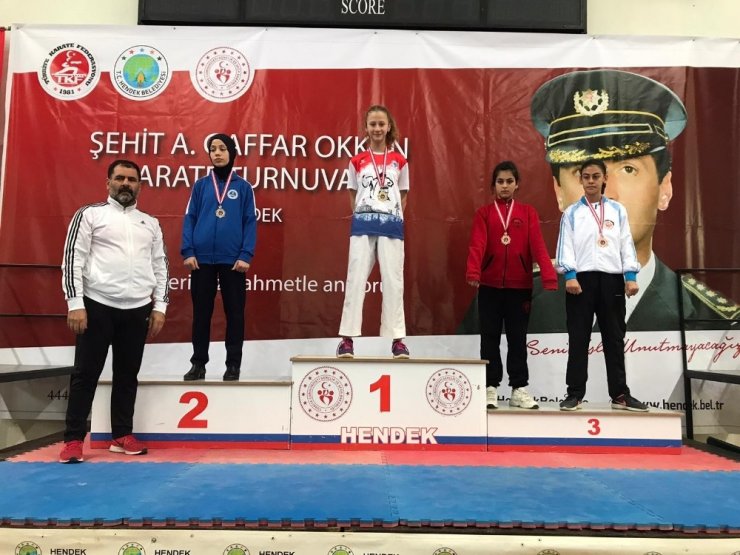 Biga Belediyesi karate sporcuları kupa ve madalyalarla döndü