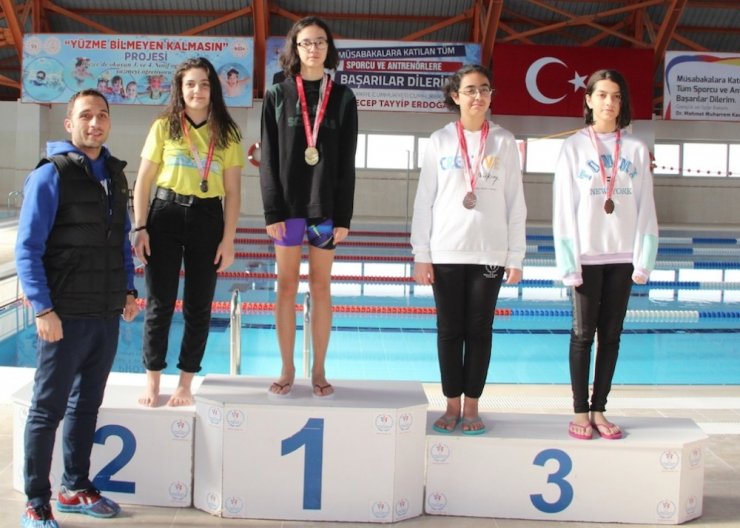 Yüzücüler kıyasıya yarıştı