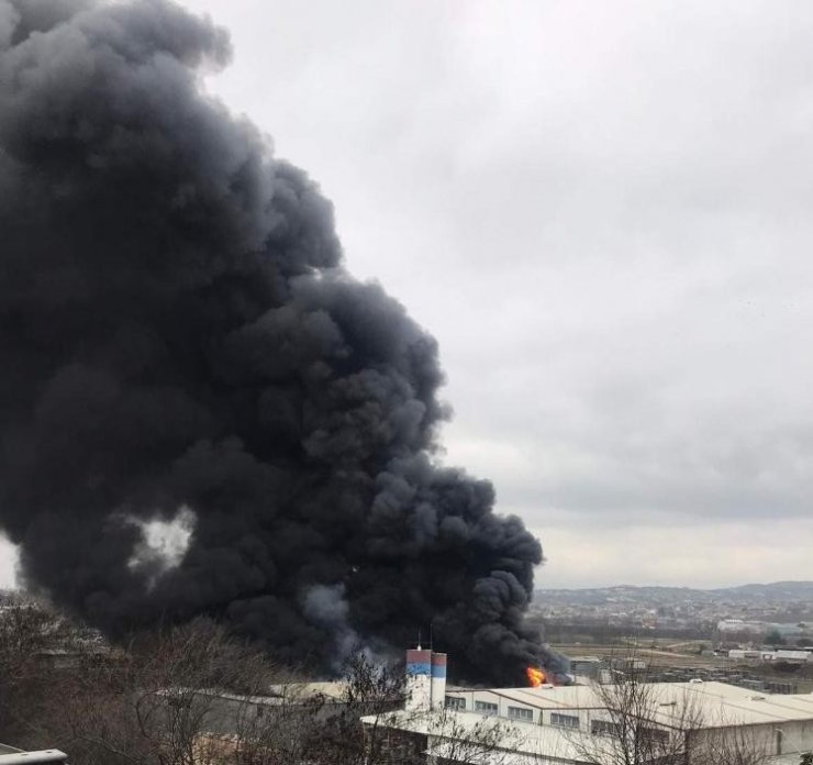 Geri dönüşüm deposundaki yangın kontrol altına alındı