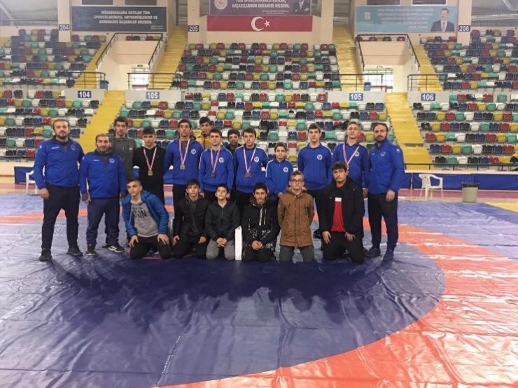 Kağıtsporlu güreşçiler Türkiye Şampiyonası’nda yerini aldı