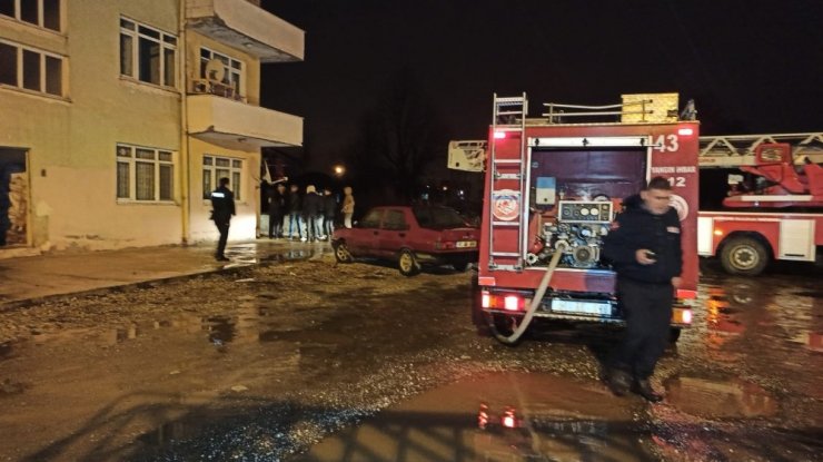 Çıkan yangınlarda 2 ev yandı