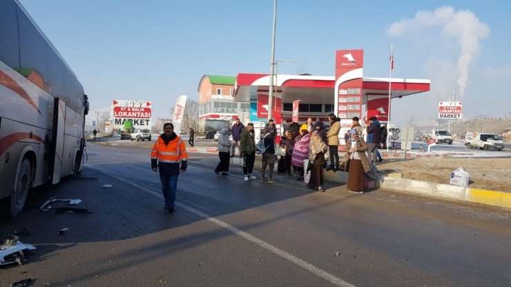 Tanker ile yolcu otobüsü çarpıştı, şans eseri yaralanan olmadı