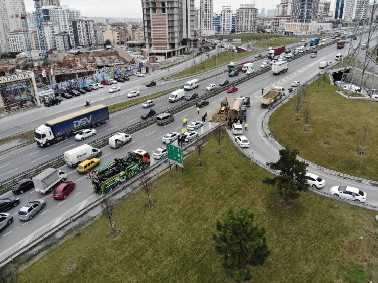 Haramidere TEM bağlantı yolunda hafriyat kamyonu devrildi