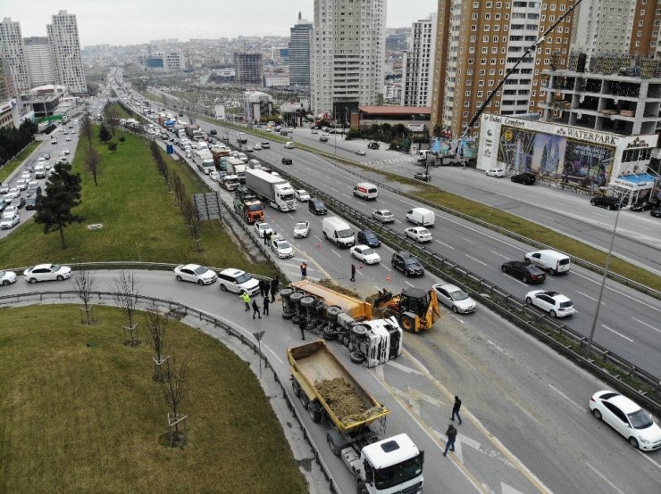 Haramidere TEM bağlantı yolunda hafriyat kamyonu devrildi