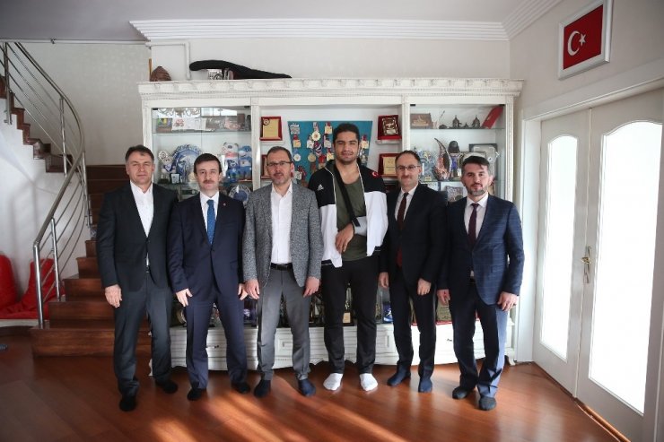 Bakan Kasapoğlu’dan Taha Akgül’e geçmiş olsun ziyareti