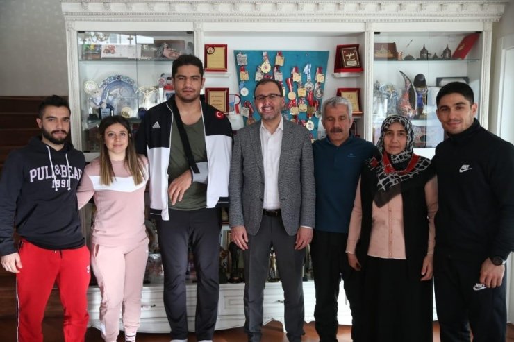 Bakan Kasapoğlu’dan Taha Akgül’e geçmiş olsun ziyareti