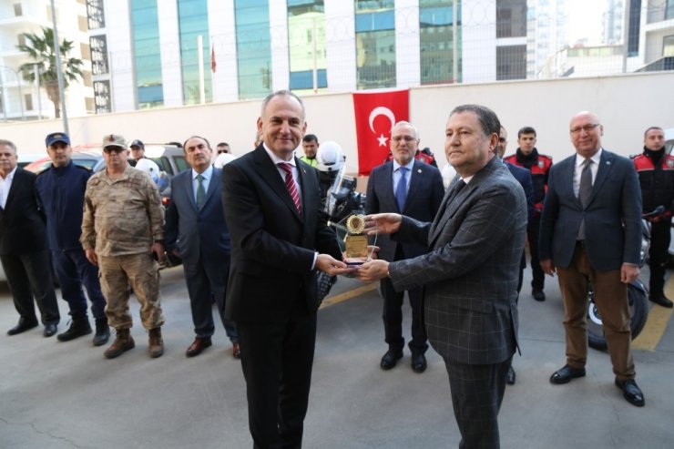 Hayırsever iş adamlarından İskenderun Emniyetine motosiklet ve araç hibesi