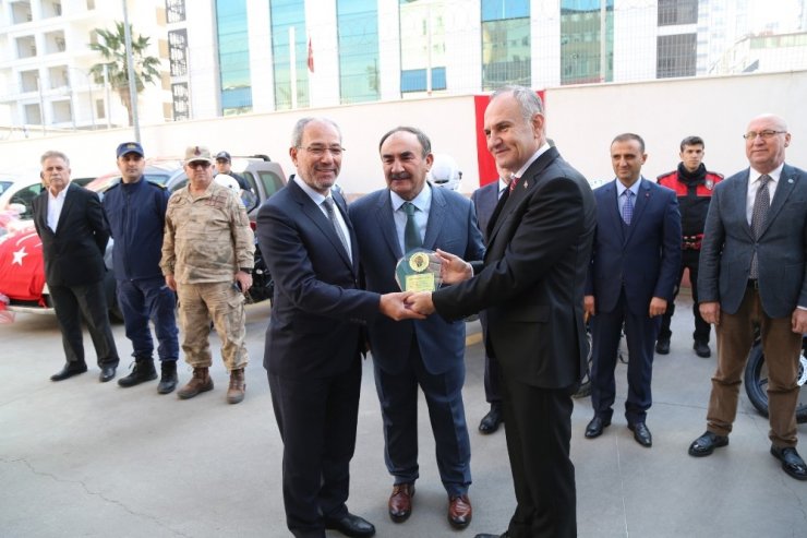Hayırsever iş adamlarından İskenderun Emniyetine motosiklet ve araç hibesi