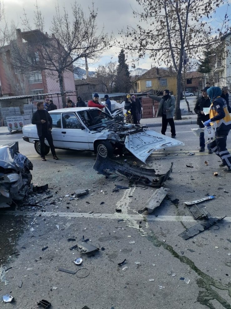 Isparta’da otomobiller kafa kafaya çarpıştı: 5 yaralı