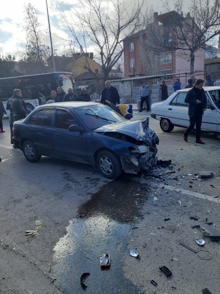 Isparta’da otomobiller kafa kafaya çarpıştı: 5 yaralı