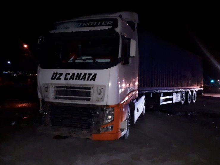 İzmir’de tır ile minibüs çarpıştı: 1 ölü