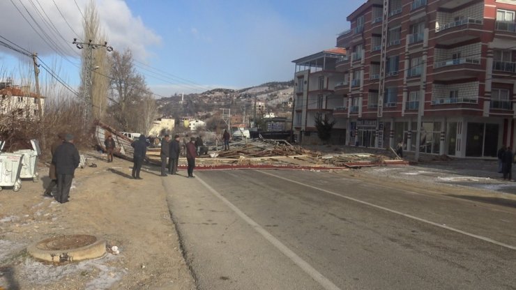 Şiddetli rüzgar 4 katlı binanın çatısını uçurdu