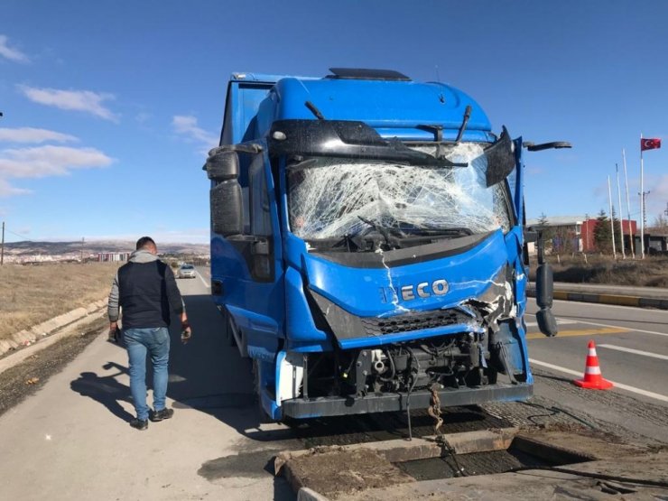 Kargo kamyonu ile tanker çarpıştı: 1 yaralı