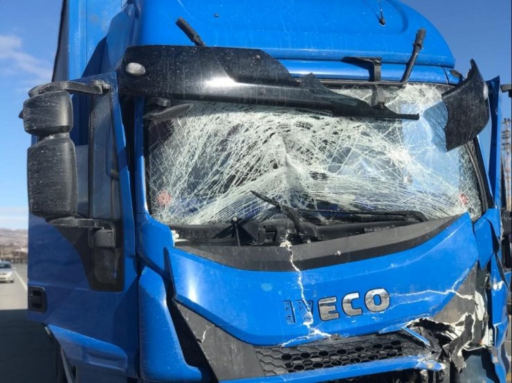 Kargo kamyonu ile tanker çarpıştı: 1 yaralı