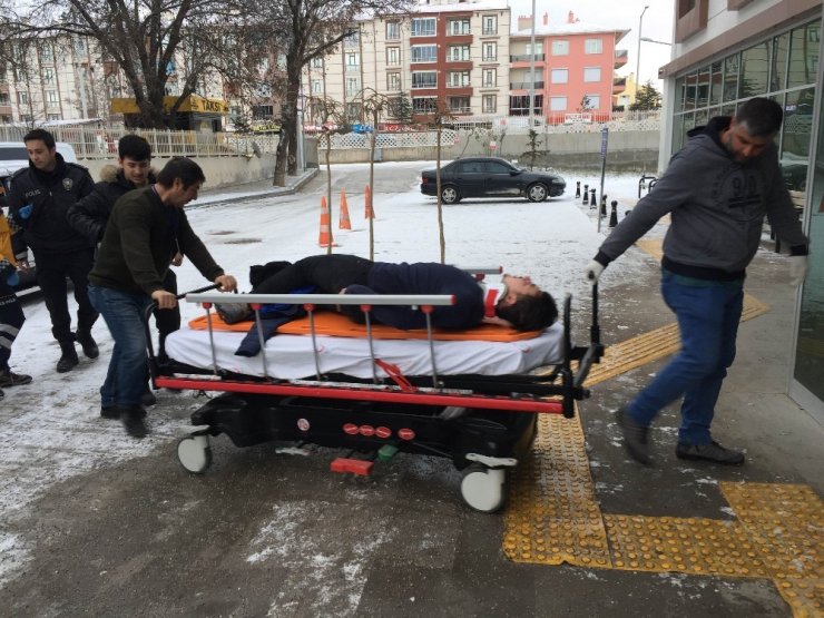 Hafif ticari araç şarampole yuvarlandı: 3 yaralalı