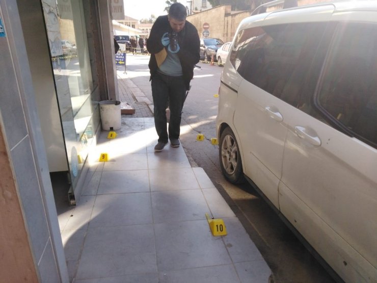 Hasımlar birbirlerini av malzemesi satış dükkanında vurdu: 2 yaralı