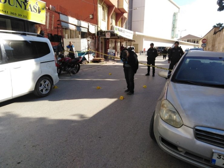 Hasımlar birbirlerini av malzemesi satış dükkanında vurdu: 2 yaralı