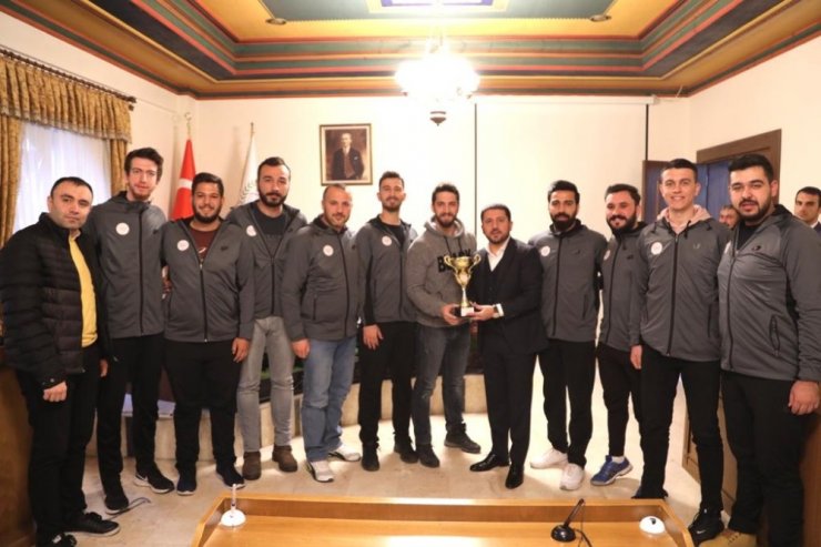 Belediye Başkanı Arı, şampiyon sporcuları kutladı