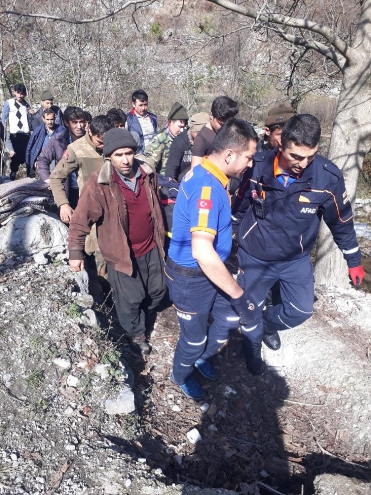 Kayalıklardan uçuruma düşen vatandaşı AFAD ekipleri kurtardı