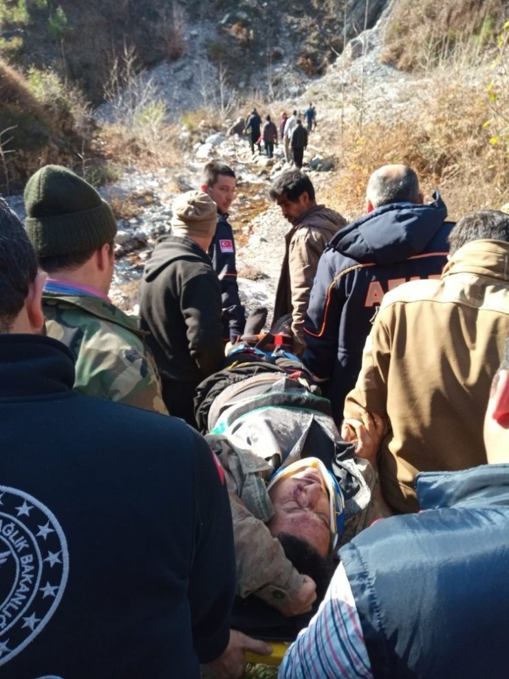 Kayalıklardan uçuruma düşen vatandaşı AFAD ekipleri kurtardı