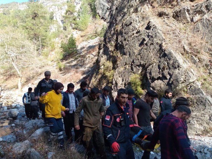 Kayalıklardan uçuruma düşen vatandaşı AFAD ekipleri kurtardı