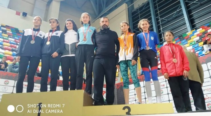 Şanlıurfalı sporcu Nidanur akranlarına örnek oldu