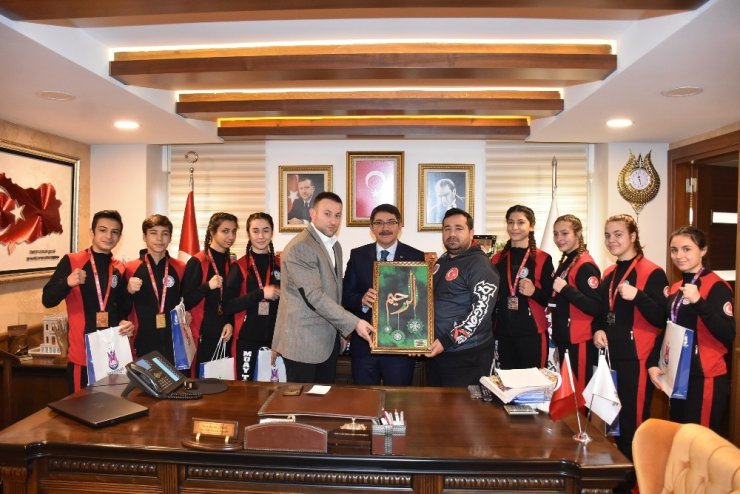 Başkan Çelik şampiyon sporcuları ağırladı