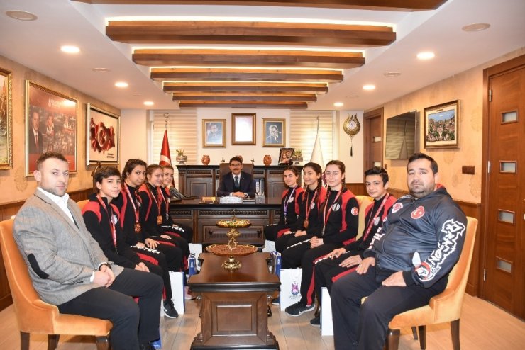 Başkan Çelik şampiyon sporcuları ağırladı
