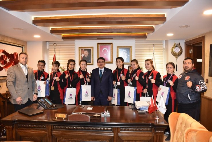 Başkan Çelik şampiyon sporcuları ağırladı