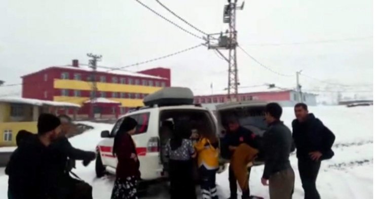 Kar yolları kapattı, doğum sancısı çeken kadın kurtarıldı
