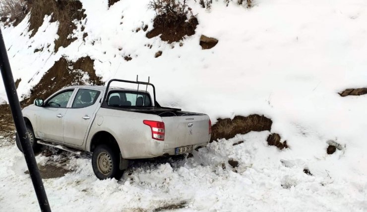 Siirt’te köy yolunda mahsur kalan koyun sürüsü kurtarıldı