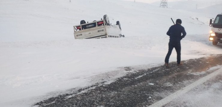 Kaygan yolda devrilen kamyonet ters döndü: 1 yaralı