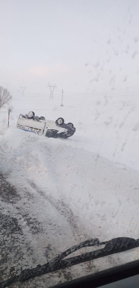 Kaygan yolda devrilen kamyonet ters döndü: 1 yaralı